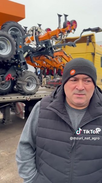 Остання сівалка року поїхала до Бессарабії! Mzuri Pro-Til 4T вже в дорозі до нового господарства на півдні Одещини. Попри складну логістику та обстріли інфраструктури в регіоні, рух по трасі Одеса–Рені відновлено, тож ми доставляємо техніку в строк. Дякуємо партнерам за довіру. Бессарабія переходить на Pro-Til - і це про стабільність урожаю в посушливих умовах та економію ресурсів.