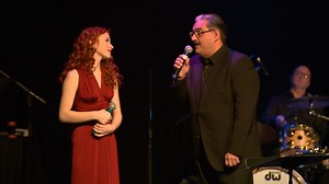 Gabrielle Lapointe a vécu un beau moment avec le ténor Marc Hervieux sur la scène de son école secondaire. Plus de détails ---> http://rc.ca/RQYwSV | ICI Québec