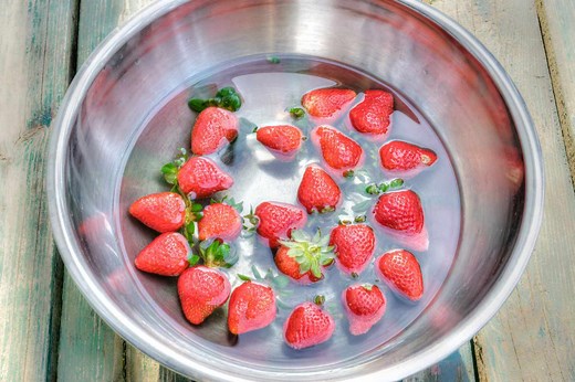 How To Wash Strawberries To Keep Them Fresh And Free Of Worms