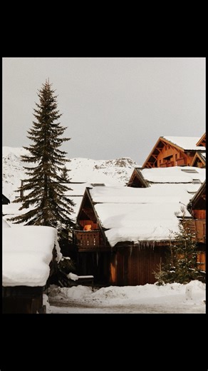 Mathilde on Instagram: "2025 🤍 Quelle année ! La commencer à 2 en attendant notre fils. La finir à 3 en attendant une petite fille, cette année a été plus riche encore que dans nos rêves les plus fous ! ✨ En 2025 j’ai découvert ce rôle de maman, dans lequel je m’epanouis tellement, si doux et intense à la fois. En 2025 nous avons tenus nos promesses, nous avons voyagé, nous sommes restés unis, même quand les nuits avaient des airs de siestes 😁 nous nous sommes re-dit Oui, nous avons créer de n