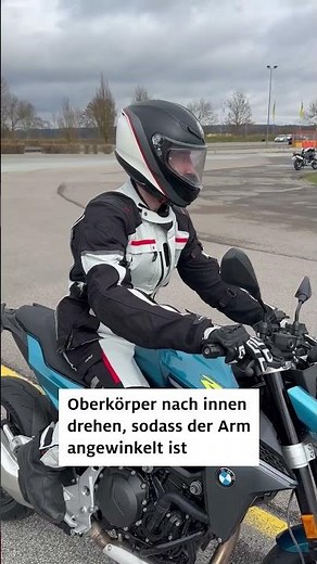 Kurven mit dem Motorrad richtig durchfahren: So geht's 🏍️ ⤴️ #adac #shorts