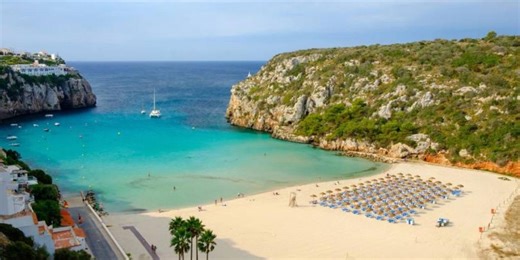 Esta cala de Menorca es perfecta para pasar el día en familia: arena fina, aguas tranquilas y recomendada por National Geographic