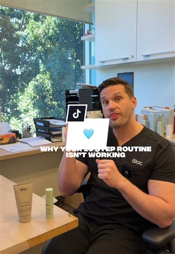 Why stick to a 3-step skincare routine? Because simple = effective. 1️⃣ Cleanse – Sweep away makeup, SPF, excess oil pollution so your skin can breathe. 2️⃣ Treat – Target your main skin goals (think glow, hydration, ageing or breakouts) with concentrated serums. 3️⃣ Moisturise – Lock in hydration strengthen your skin barrier for long-term resilience. A 3-step routine gives your skin the essentials it needs without overcomplicating things. It’s easy to stay consistent, and consistency = results.