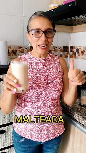 Malteada de plátano casera con zanahoria y maní fácil