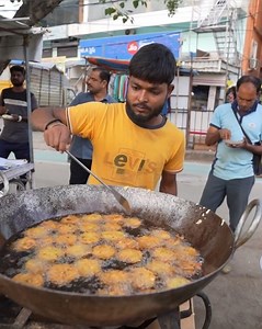 358K views · 2.7K reactions | Hyderabad Most Famous Mirchi Pakoda & Egg Bonda | Street Food India | Indian Food Explorer Location- Nidhee Ceramics, Service Road, Hyderabad #streetfood #foodindia #foodporn #foodcart #indianfood #foodindia #streetfoodindia #indianfoodexplorer | Indian Food Explorer | Facebook
