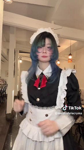 【可愛すぎ注意】名古屋メイドカフェ 「ラクリマクリスティー」メイドNagisaの懐かしダンス🪼✨ 各メイドのお給仕情報は 公式ホームページの 【推しボタン】から ご覧いただけます🥰 －－－－－－－－－－－－－－ 愛知県名古屋市西区大金町に 静かに佇むお屋敷 クラシックメイドカフェルーム 「ラクリマクリスティー」 名古屋市営地下鉄鶴舞線 「庄内通駅」より徒歩2分 アクセス至便な立地 でご帰宅いただけます✨ 王道の白黒ロングメイド服 に身を包んだメイド達が、 お屋敷の世界観を大切にしながら 丁寧なおもてなしいたします🫖💕 落ち着いた空間で 紅茶・お食事・デザートとともに 日常を離れた穏やかな時間を お過ごしいただけます 季節ごとのイベントや限定メニュー オリジナルグッズの展開も実施中‼️ 当チャンネルでは 店内の雰囲気紹介 イベントの様子、メイド達の 動画コンテンツなどを 発信しています💡 非日常を、より身近に！ ご主人様のご帰宅を 心よりお待ちしております⚜ －－－－－－－－－－－－－－ La'cryma Christi Store overview ■場所 愛知県名古屋市西区