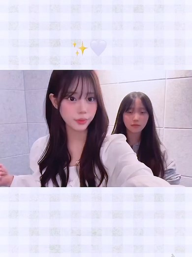 교회에서 동생과 즐거운 시간을 보내는 자매님