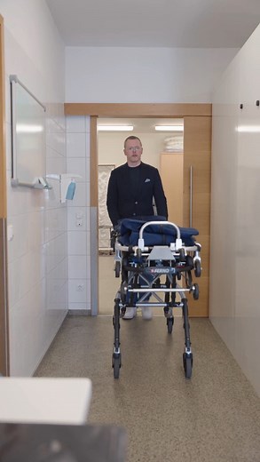 349 reactions · 9 comments | Wenn eine Person verstirbt, beginnt für uns ein sehr sensibler Moment: die Überführung. Mit unserer Trage holen wir die verstorbene Person sicher, behutsam und respektvoll ab.  Es ist der erste Weg, den wir gemeinsam gehen, um alles für einen liebevollen Abschied vorzubereiten. Erfahre mehr über die Trage im Video.  #BestattungshausPingel #Bestattungsvorsorge #Trauerbewältigung #AbschiedNehmen | Bestattungshaus Pingel | Facebook