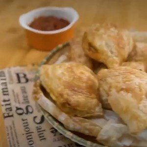 10K views · 153 reactions | Add a twist to your usual Curry Puff with frozen prata skin! Skip the deep fryer and bake it with the oven for a healthier taste. For the full recipe, click here: https://bit.ly/3jRrGqc | Asian Food Network | Facebook