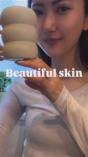 腸活&透明感ある美肌に 毎朝歯磨き後、一番にお腹に入れるもの ⁡ ★白湯の作り方 ⁡ ①適量の水道水を鍋ややかんに入れ蓋を火にかける ②10～15分沸騰させる ③沸騰させたら火を止め50℃ほどまで冷ます ⁡ ※50℃の目安は、マグカップに移し両手で包んだとき じんわり熱が伝わってきて ｢ずっと持っていられるけどしっかり熱い」くらい ⁡ 鉄鍋だと鉄分も摂れて一石二鳥✌︎ ⁡ ミネラルウォーターで作る場合は煮沸不要で 電子レンジやケトルで温めるだけと知って楽ちん♪ ⁡ 朝イチ内臓を温め起こしてあげて ストレッチをすると腸が動き出すのを感じられて面白い ⁡ #白湯 #モーニングルーティン