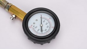 Compression and Leakage Test Kit 47PCS Petrol & Diesel Engine Compression Tester Automotive Cylinder Leak Down Tester Kit with Dual Gauge Engine Compression Tester Kit for HDi, TDCi, Pumpe Duse Engine