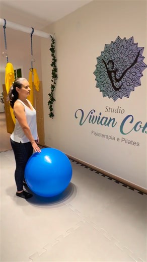 Vivian Cobra | Pilates on Instagram: "A bola vira sua melhor parceira quando o assunto é soltar o corpo, acordar a coluna e dar um trato naquela rigidez que atrapalha até a respiração. E o melhor? Você pode fazer tudo isso em casa, se tiver uma bola ali pertinho. Um mini‑ritual que destrava, alonga, ativa e ainda deixa tudo mais leve pra treinar, do jeitinho que seu corpo agradece. Cuide de você com segurança. Salve o vídeo e faça junto amanhã! Studio Vívian Cobr"