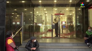 Local banks are only opening fewer than half of their branches, thus echoing the government’s disease prevention initiative.Their operating hours are also cut short. | TDM Canal Macau