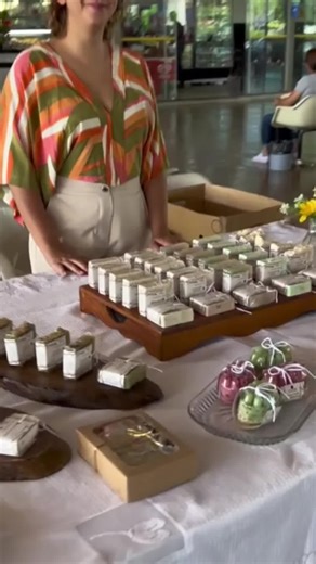 🌸 ¿Sueñas con emprender desde casa 🏡 creando tus propios jabones artesanales? ➡️ Entra al link de mi perfil y únete a mi grupo de WhatsApp. Muy pronto estaremos dando 2 clases gratuitas. . #jabonesartesanales #jabondeglicerina #escenciasnaturales #cursodejabonesartesanales #soap