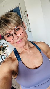 LINE BAUN DANIELSEN on Instagram: "7/3-25 Bliv fit med LINE Vi kører en ‘Line classic’ i dag med 3 superset på hver 8 minutter for mave, ben og arme.💪🏻♥️ Hav en vidunderlig weekend. #blivfitmedline #fitover50 #flottefruer"