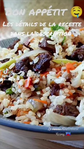 Hello, riz sauté au bœuf, dés de carottes, petits pois et chou râpé. Simple, rapide et délicieux à la fois, avec des petits restes on peut préparer un bon plat, c'est trop bon 🤤 Je vous partage ma petite recette pour environ 3 à 4 personnes, selon l'appétit. Adapter la recette à votre goût avec des légumes que vous aimez. 😋 - 350 g de riz de luxe Thaï ou du riz basmati, du riz cuit, soit de la veille ou bien le matin, le riz aura le temps de bien refroidir. - 1 CàS de sauce soja claire, 1 CàS 