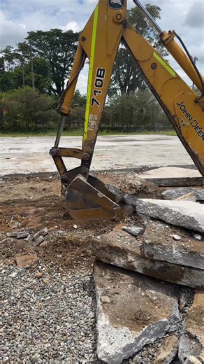 John Deere backhoe working | El operador de maquinaria