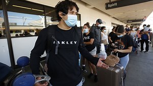 Viajé con un 'advance parole' antes de obtener mi 'green card'. ¿Qué debo llevar si tengo que volver a viajar?