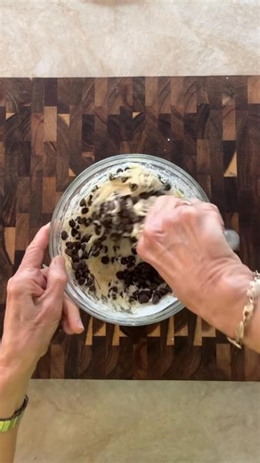 Copycat time! My first Entenmann’s-inspired cake and I’m officially obsessed. Moist chocolate chip cake, chocolate crumb topping, and zero preservatives—just pure deliciousness. Recipe below! What should I recreate next? INGREDIENTS Cake batter 2/3 cup white sugar ¼ cup oil 1 egg 2 tsp vanilla extract ¾ cup milk 1 ½ cups flour 2 ½ tsp baking powder ¼ tsp salt 1 cup semi sweet chocolate chips Streusel ¾ cup flour ⅓ cup oil ½ cup brown sugar ½ cup white sugar 2 ½ tbsp cocoa powder ½ tsp cinnamon I