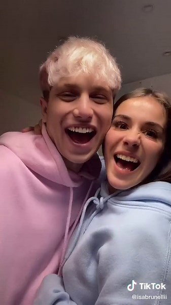 Cómo dar el mejor beso: tutoriales y reacciones