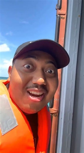 ada kontainer terapung di tengah laut gila !!! ini Estilo apa jazz iya #fyp #kontainer #estilo #ai