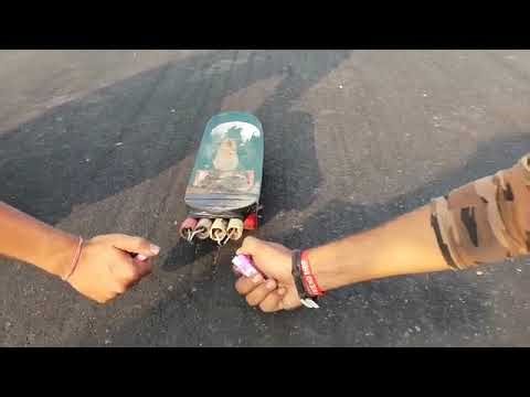 क्या होगा अगर आप स्केटिंग बोर्ड पर दीवाली रॉकेट लगा दे - Diwali Rocket Powered Skateboard