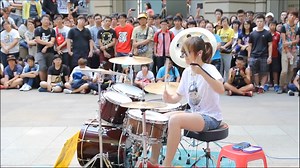 架子鼓女神街头表演，爵士鼓演绎《哔哔哔》最后燃爆了！