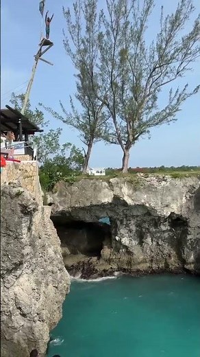 Cliff Diver @Rick’s Cafe in Negril. From the “Crows Nest” 85 ft into ocean. #rickscafe #negril
