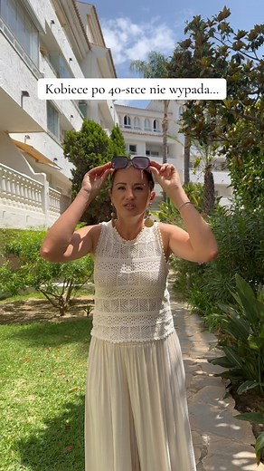 Po 40-stce nie wypada…” • nosić krótkich spódniczek, • robić selfie, • głośno się śmiać, • zmieniać zdanie, • zaczynać od nowa, • być singielką, • mieć własne zdanie, • być szczęśliwą… Wiesz co? Mam to dosłownie w dupie. ✨ Żyję po swojemu i to jest najlepsza decyzja, jaką mogłam podjąć. Bo życie nie kończy się po 40 – ono dopiero się zaczyna. 💃🔥 #kobieta #po40stce #po40 #40 #hiszpania #mama #kobietapoczterdziestce #kobietaniezależna #niewypada #40latminęło #kobietapo40 | Kasia i Agata