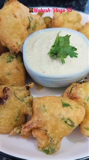 Venkatesh bhat favourite bonda Coconut chutney#வெங்கடேஷ்பட் பேமஸ் போண்டா தேங்காய்சட்னி#snacks#shorts