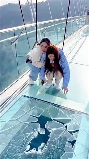 Glass Cracked! 😱 Friends Panic & Collapse, Adrenaline Soars #ThrillChallenge #GlassBridge