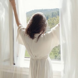 Joyful, strong, vulnerable, sensual, the Mon Guerlain woman expresses her femininity through her perfume and in 2018 she chooses Eau de Parfum Florale Mon Guerlain. | Guerlain