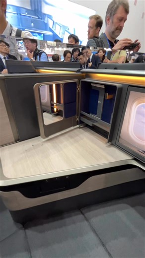 🔴 THE Room FX tour. The seat is equipped with wireless charging, sliding doors, bluetooth audio and 24” IFE screens. ANA will retrofit its B787-9s with 48 business class, 21 premium economy and 137 economy class seats. | Airways Magazine