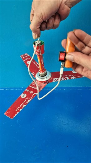 The mini ceiling fan spins at an extremely high speed #fanvideo #ceilingfan #fan