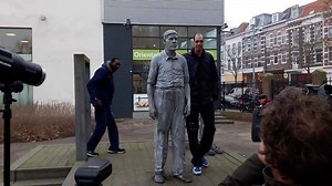 Twee van de langste mannen ter wereld brengen een bezoekje aan Rotterdam. Brahim Takioullah (2,46 m) en Abdramane Dembele (2,37 m) poseren bij het beeld van de Rotterdamse reus Rigardus Rijnhout. | AD Rotterdams Dagblad