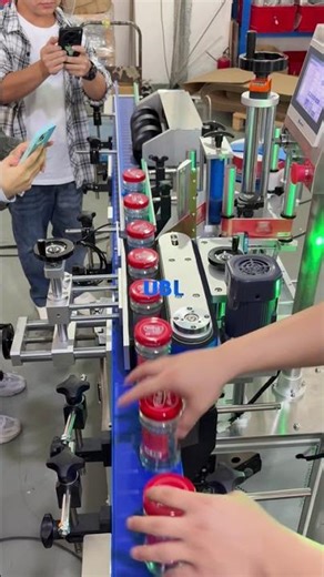 High-speed bottle labeling machine can label 40-50 bottles per minute