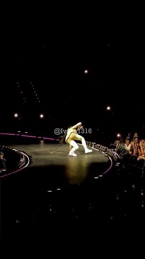 #KatyPerry interpreta "I Kissed a Girl" durante el #LifetimesTour en Barcelona | #Shorts