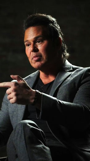 L’une des entrevues les plus vulnérables de ma vie. Dans le podcast « Le roi de la jungle » avec Mederic Danis, je parle de choses dont je n’avais jamais parlé auparavant. Un avant-goût de mon livre, que je lancerai officiellement le 4 février partout au Québec. Je suis un laboratoire humain : des failles, des échecs, des succès… et une certitude : nous sommes tous humains. Il n’y a pas de guide. Seulement une direction : se rapprocher de l’amour. 💫 Commente si tu aimerais une copie en pré-vent