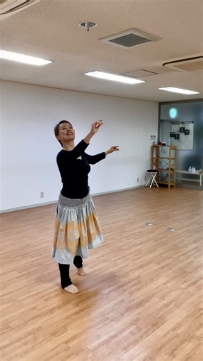奈良生駒フラダンス✴︎ナープアレイラニフラスタジオ on Instagram: "🌺動いているのに、 どこか途切れて見えるフラ それは技術が足りないのではなく、 動きの“通り道”が 整っていないだけかもしれません。 胸は、動かす場所ではなく 動きが通る場所。 呼吸から生まれた流れが 胸の奥を通り、腕へ そして指先へ。 そうすると、 空気が 静かに、でも確かに 動き出す。 . . . #フラの本質 #胸で踊る #呼吸と動き #空気 #通り道"