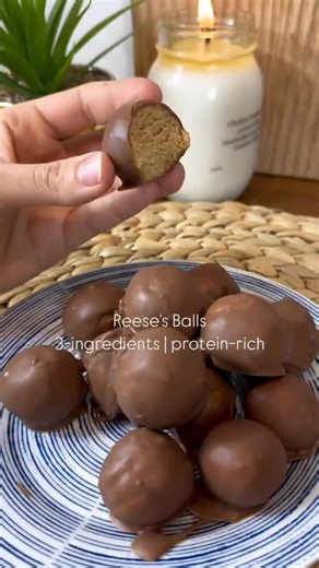3 ingredients choc peanut butter bites might be the easiest dessert I’ve ever made! What I used (12 serves): 130g Apple purée 100g PB2 powdered peanut butter 70g dark chocolate 70% Then simply mix, shape, chill and done. It made 12 bites and each one comes in at roughly 76 calories with 4g protein | 3g fat | 6g carbs Perfect for when you want something sweet without blowing your calories. Save this one for later because you’ll 100% be making it again as it’s Macro Magic approved all the way @hea