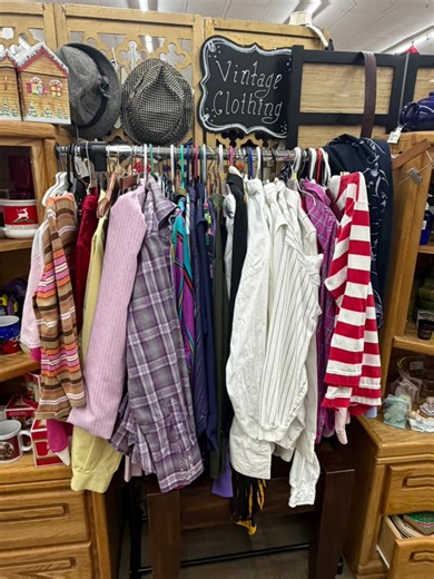 Q’tiques 4314A W. Elm St McHenry, IL 60050 815-322-2289 Sunday-Wednesday 11-5 Thursdays -Fridays 11-7 Saturday 10-5 Right next to Taco’s El Norte. #collectibles #antiquemall #vintagevibes #thriftfinds #crafts