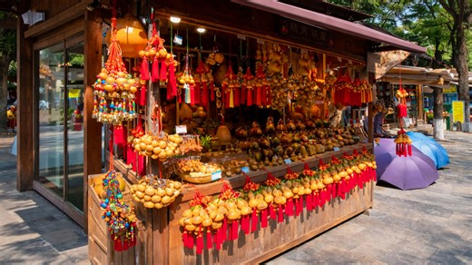 Χρωματιστό πάγκο αγοράς με χειροποίητα πολιτιστικά αναμνηστικά σε εξωτερικό χώρο