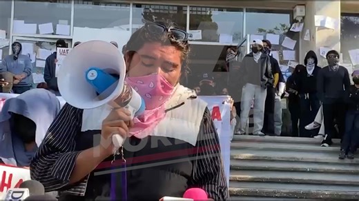 PERMANECE PLANTÓN EN RECTORÍA DE LA UAEM POR CASO KIMBERLY A primera hora de este día, más de 500 alumnos se concentraron en la puerta 1 del Campus Chamilpa de la máxima casa de estudios, se tenía previsto que alrededor de las nueve de la mañana salieran en movilización hacia el zócalo de Cuernavaca para visibilizar el caso y exigir avances en las investigaciones. Durante el posicionamiento, los alumnos solicitaron mayor seguridad dentro y fuera del campus, además de pedir a las autoridades univ