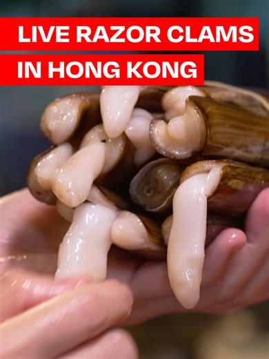 Look at those live razor clams. 😲 After cooking them for a minute and 10 seconds *exactly*, chef ArChan Chan of Ho Lee Fook in Hong Kong tops the clams with aged garlic soy sauce, hot oil, and spring onions. If you’ve never tried razor clams, consider this your sign to change that. Presented by @discoverhongkong #hongkong #hongkongfood #razorclams