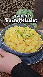 Schwäbischer Kartoffelsalat 🥔✨ Mit Brühe & Essig – SOO lecker! 😍 Ich mache Kartoffelsalat sonst immer mit Mayo, Ei & Gurke (lieben wir 😋) 👉 ABER dieser schwäbische Kartoffelsalat hat mich komplett überzeugt! Warm, würzig, saftig – einfach mega lecker 🤍🔥 ➡️ Das komplette Rezept findet ihr in den Kommentaren! 👇💬 Unbedingt abspeichern & ausprobieren 😍 Viel Spaß beim Nachkochen 🥔💛 #kartoffelsalat #schwäbisch #rezeptideen #einfachkochen #foodreels | Backen & Kochen mit Sanuba مطبخ زنوبة