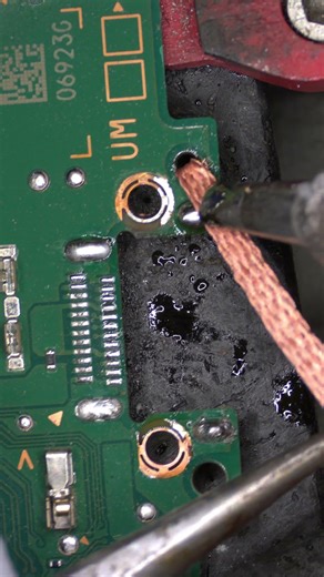 😱 BROKEN charging port! Can I save this Switch?