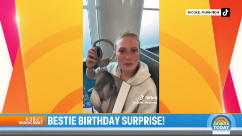 Friend surprises her bestie as she travels home for her birthday