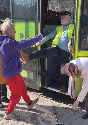 3.4M views · 25K reactions | Shocking Scene: Bus Driver Kicks Passenger Off the Bus! | Street Belle Fashion | Facebook