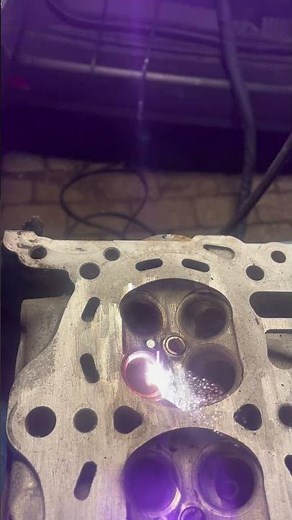 Laser cleaning a combustion chamber – removing soot with pure precision #automobile #laserremove