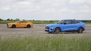 Ford Mustang Mach-E GT vs Mustang GT: chi vince la drag race? [VIDEO]